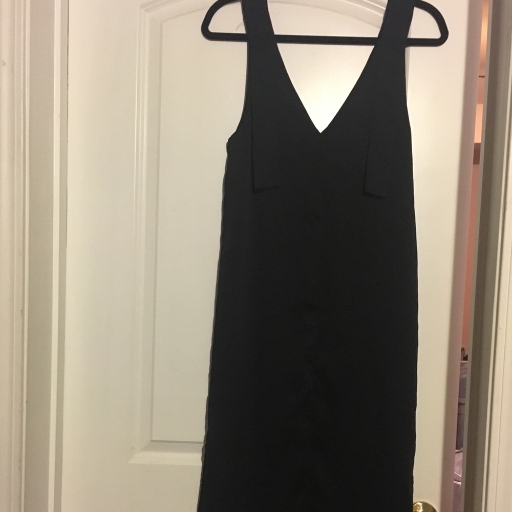 Deep v-neck LBD